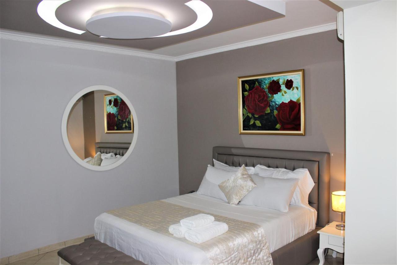 Luander Hotel Tirana Værelse billede