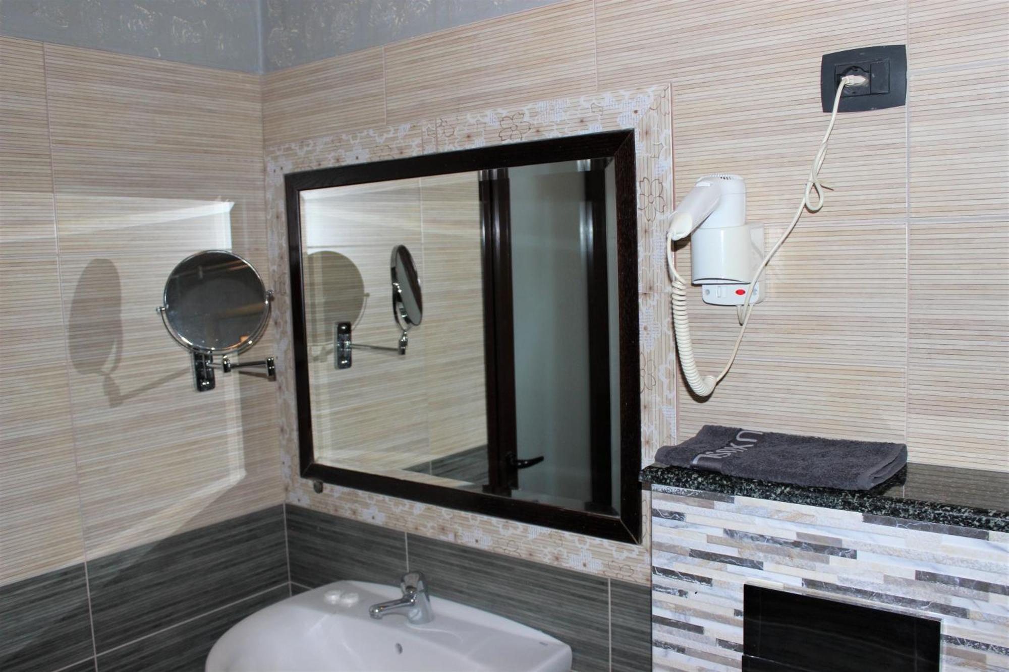 Luander Hotel Tirana Værelse billede