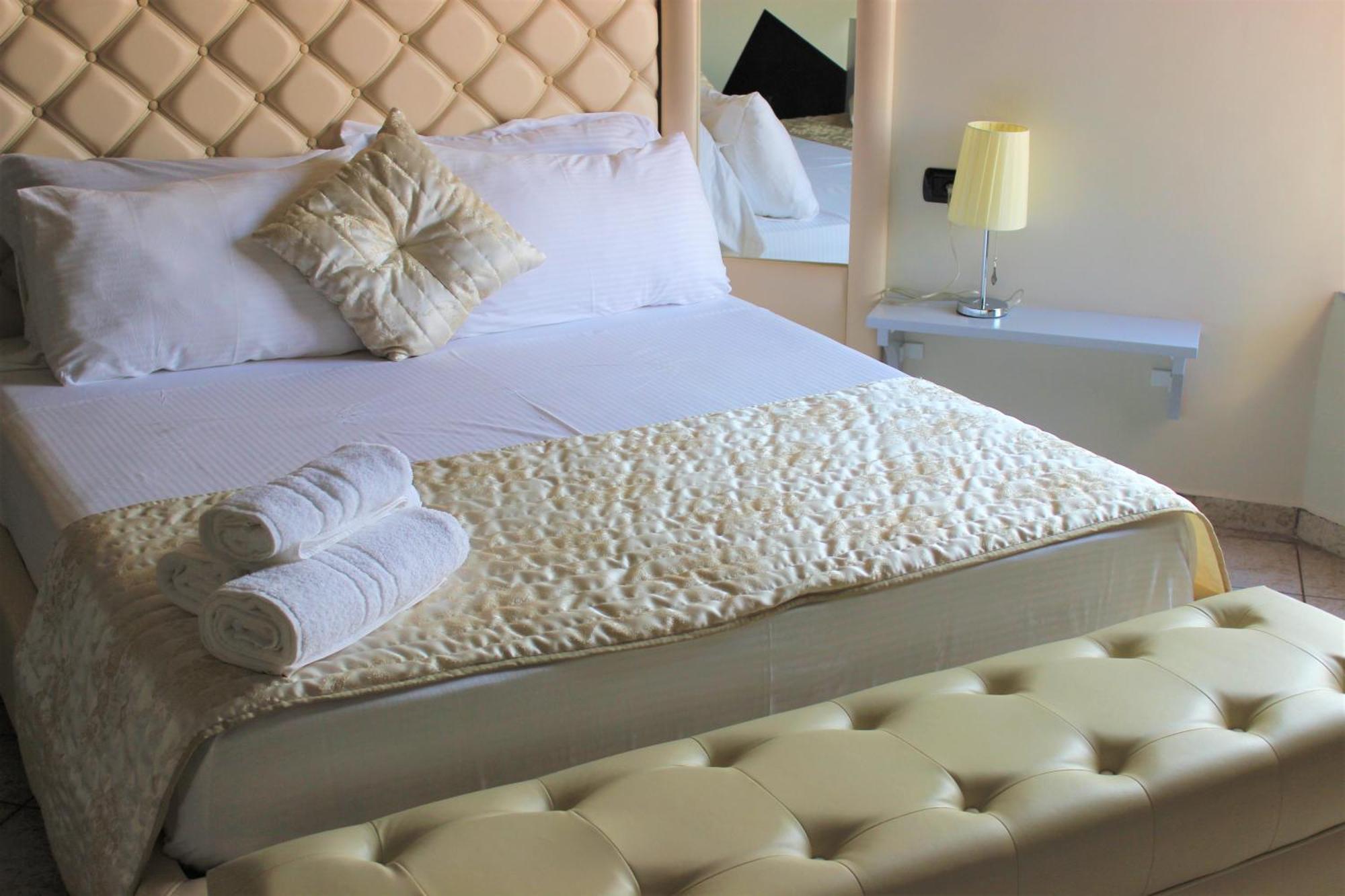 Luander Hotel Tirana Værelse billede